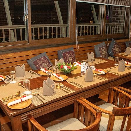 Basera Boutique Hotel Catmandu Exterior foto A restaurant in India