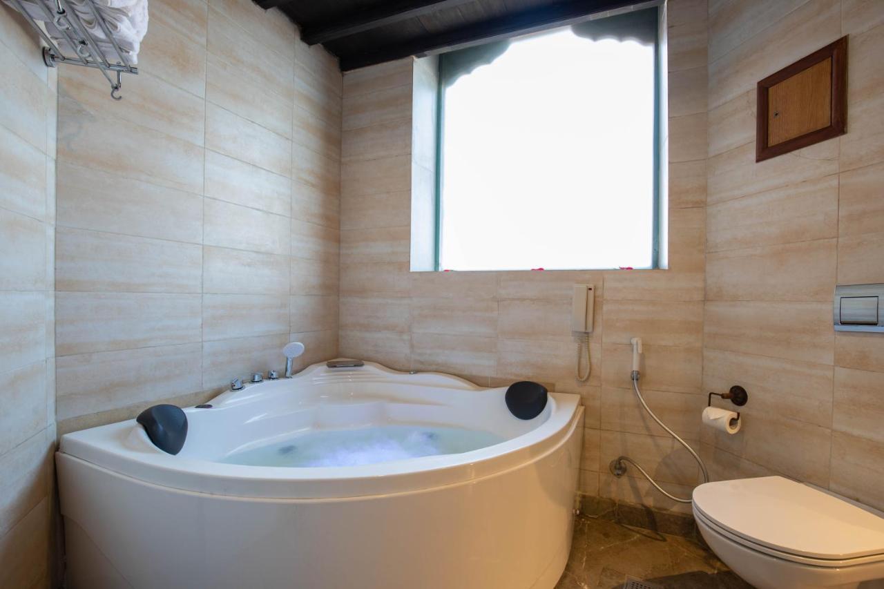 Basera Boutique Hotel Catmandu Exterior foto A modern bathtub