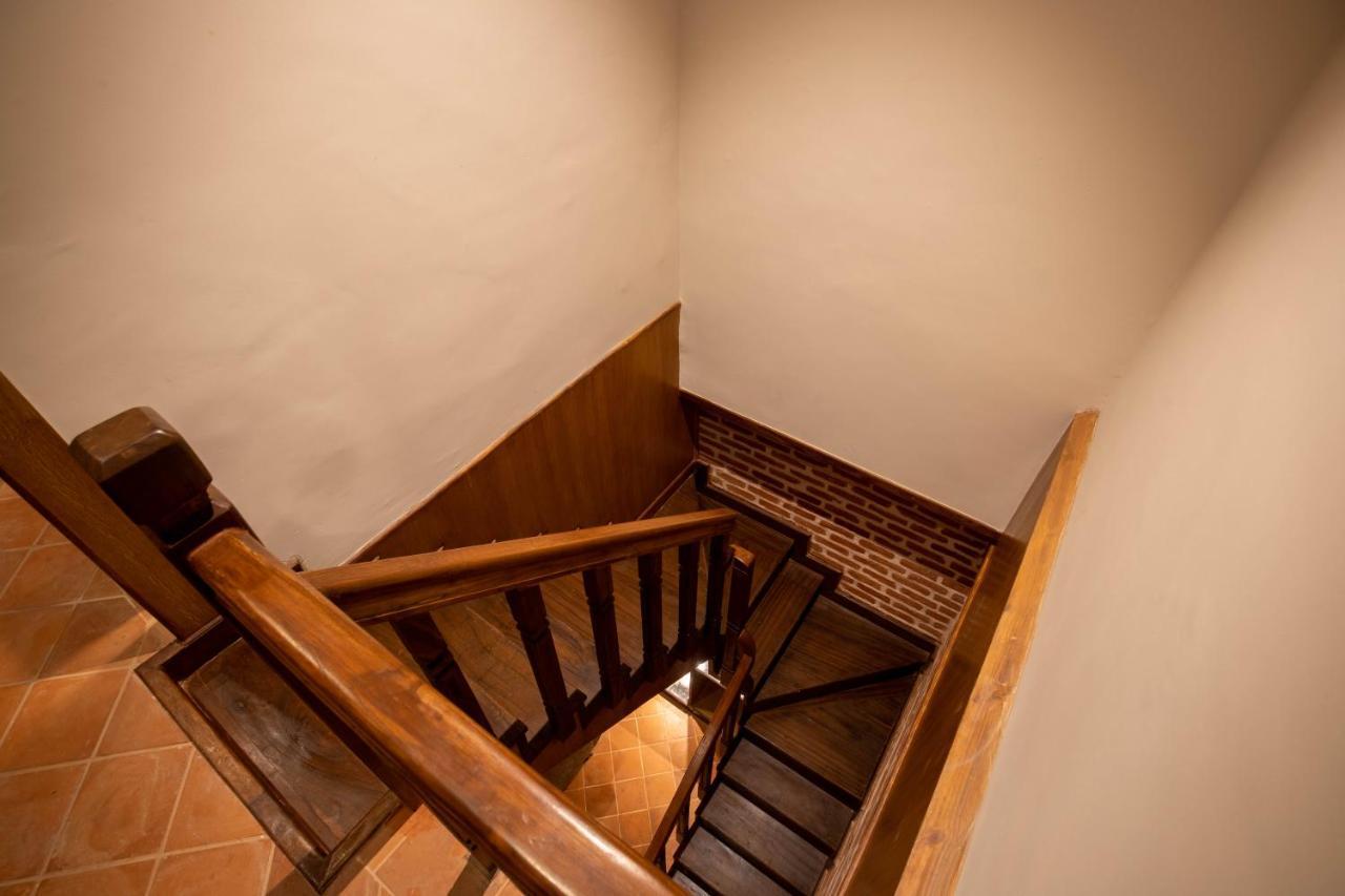 Basera Boutique Hotel Catmandu Exterior foto Staircase