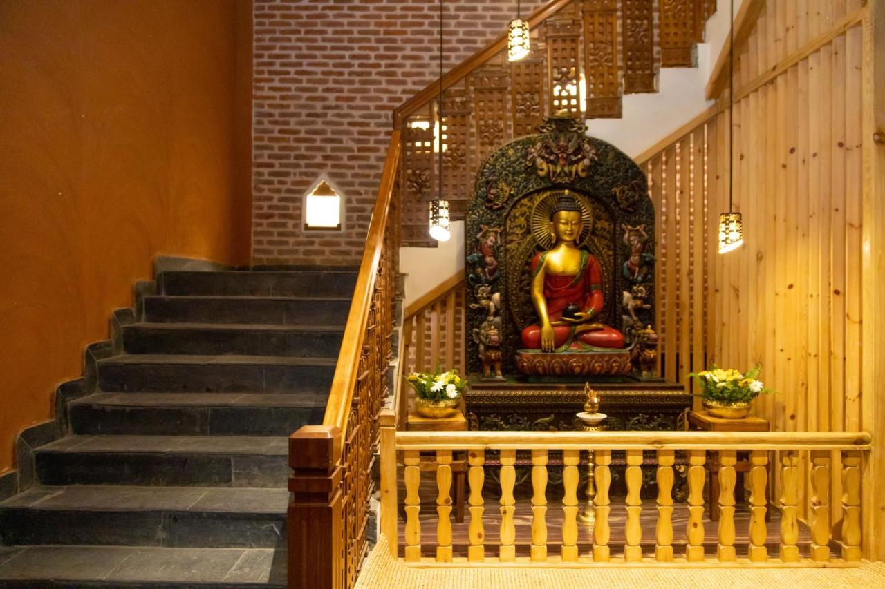 Basera Boutique Hotel Catmandu Exterior foto The Buddha statue at the entrance of the hotel