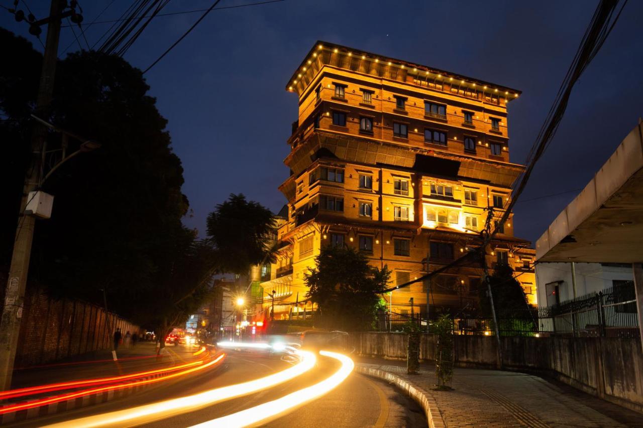 Basera Boutique Hotel Catmandu Exterior foto The hotel at night