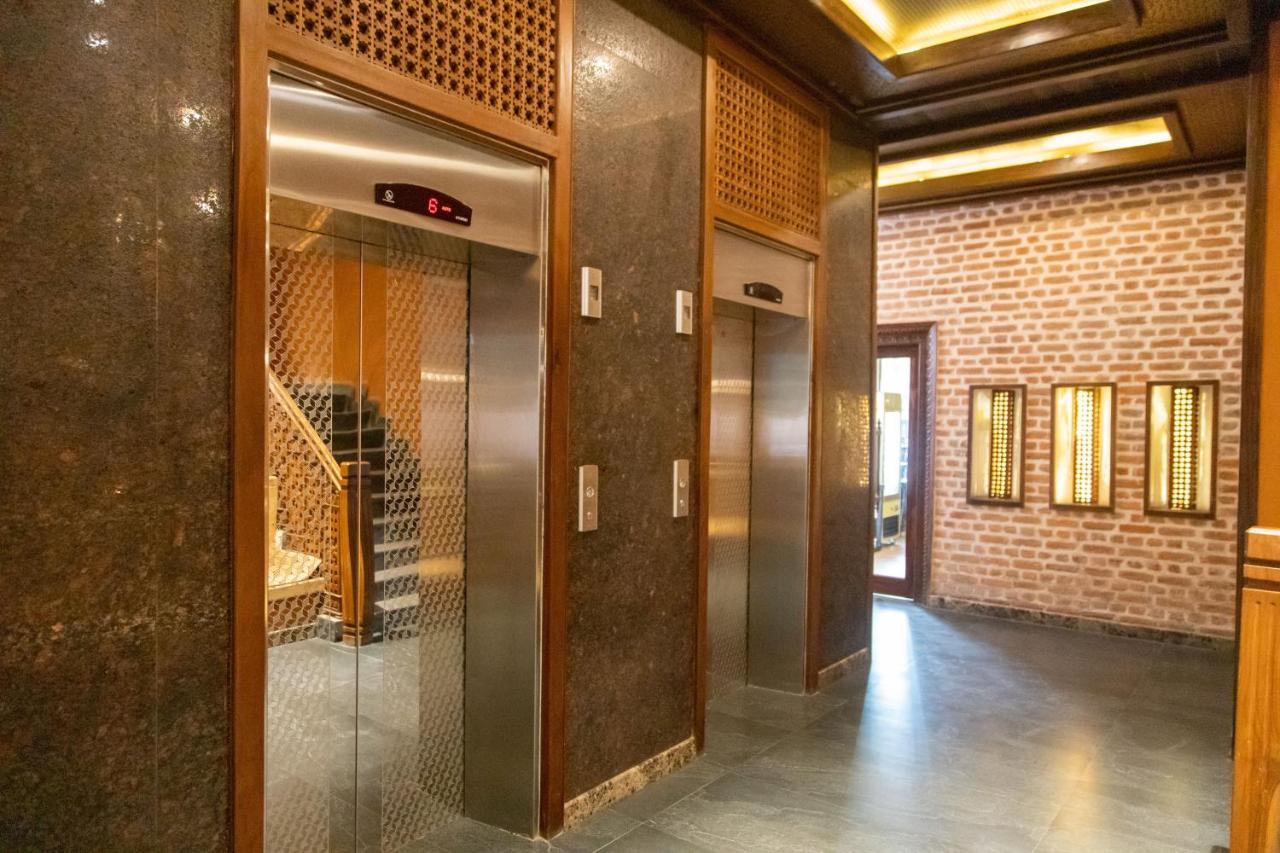 Basera Boutique Hotel Catmandu Exterior foto Elevators at the hotel