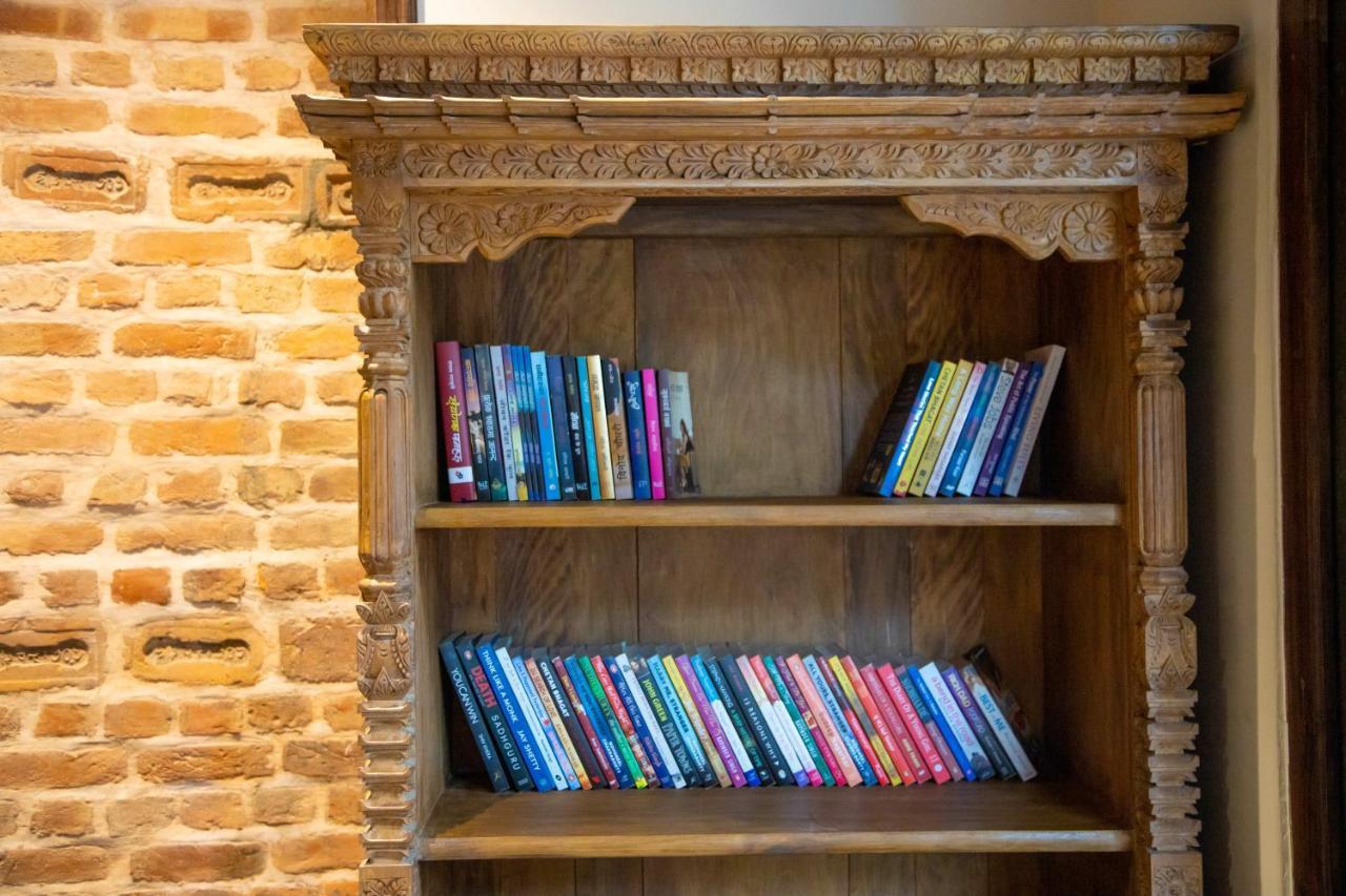 Basera Boutique Hotel Catmandu Exterior foto Bookshelf