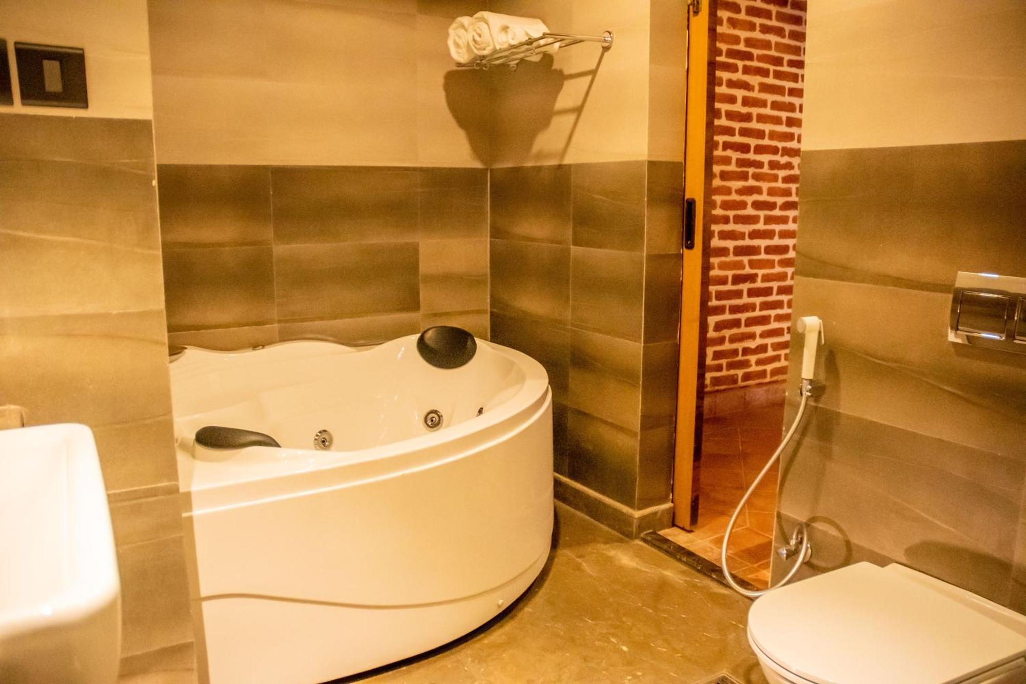 Basera Boutique Hotel Catmandu Exterior foto A modern bathtub