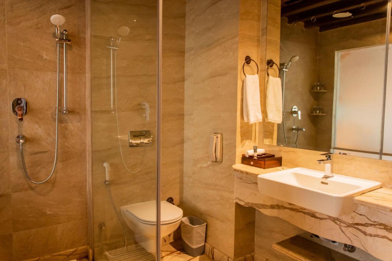 Basera Boutique Hotel Catmandu Exterior foto A bathroom in a hotel