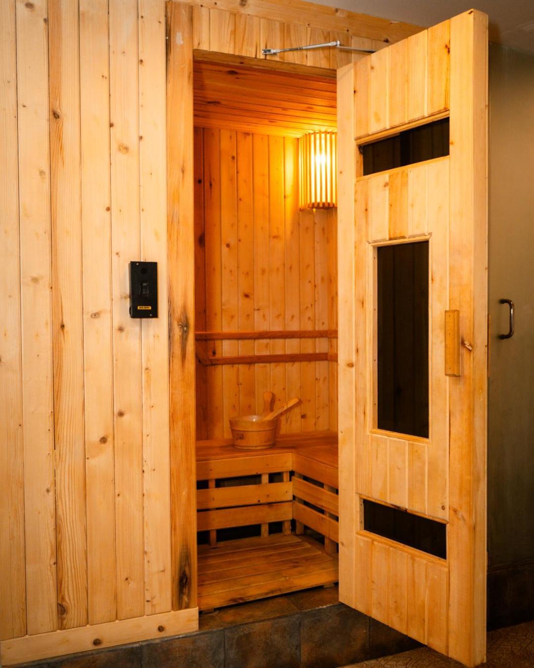 Basera Boutique Hotel Catmandu Exterior foto A Finnish sauna