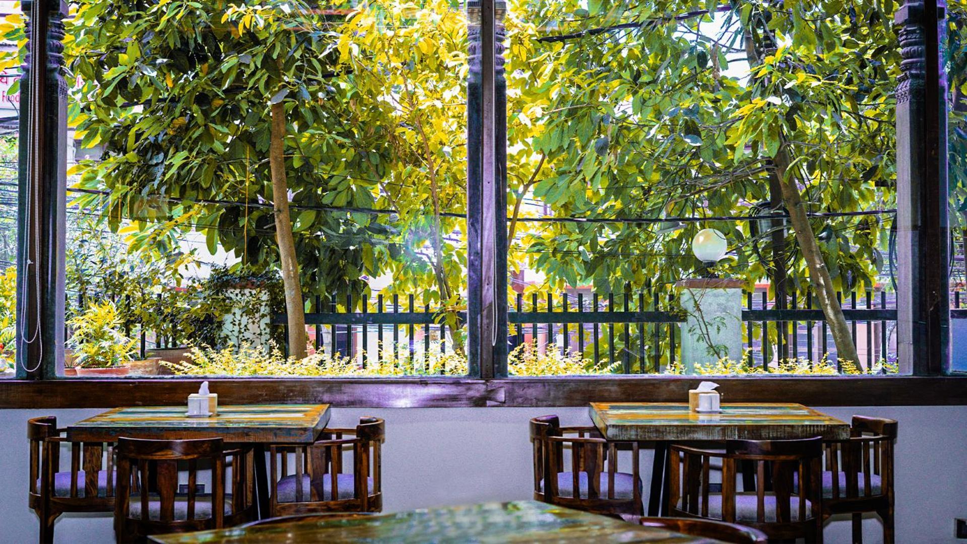 Basera Boutique Hotel Catmandu Exterior foto A restaurant in the city